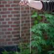 edelstahlkette-2mm-hand-seitlich Edelstahl Rundstahlkette 2 mm – herunterhängend in Hand für realistische Darstellung